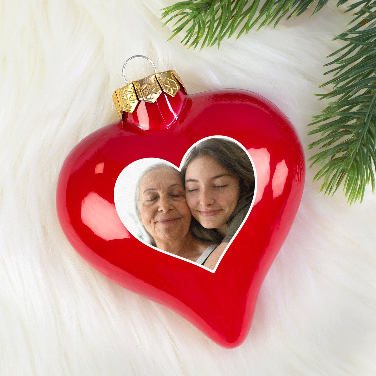 Rote Christbaumkugel in Herzform mit Foto einer älteren Frau und junger Frau – personalisierter Baumschmuck