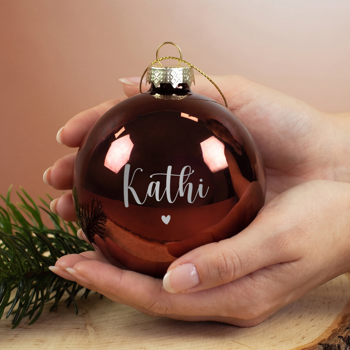 Weihnachtskugel mit Ihrem Wunschnamen und kleinem Herzchen graviert