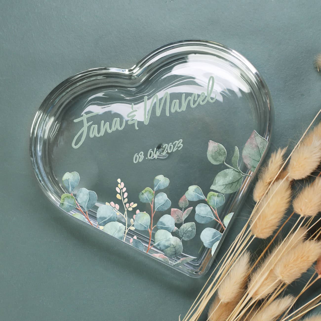 Heller Druck auf edler Herzdose aus Glas