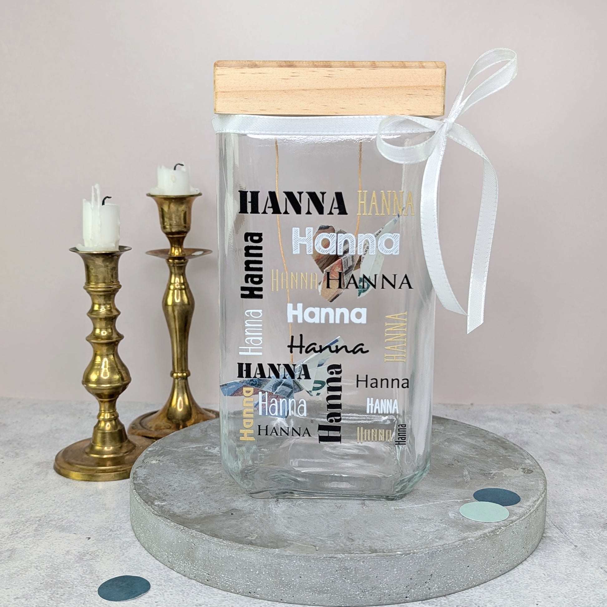 Vorratsglas mit Namensaufdruck – befüllt mit Geld, seitliche Ansicht