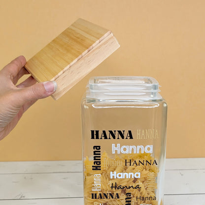 Vorratsglas mit Namensaufdruck – befüllt mit Nudeln