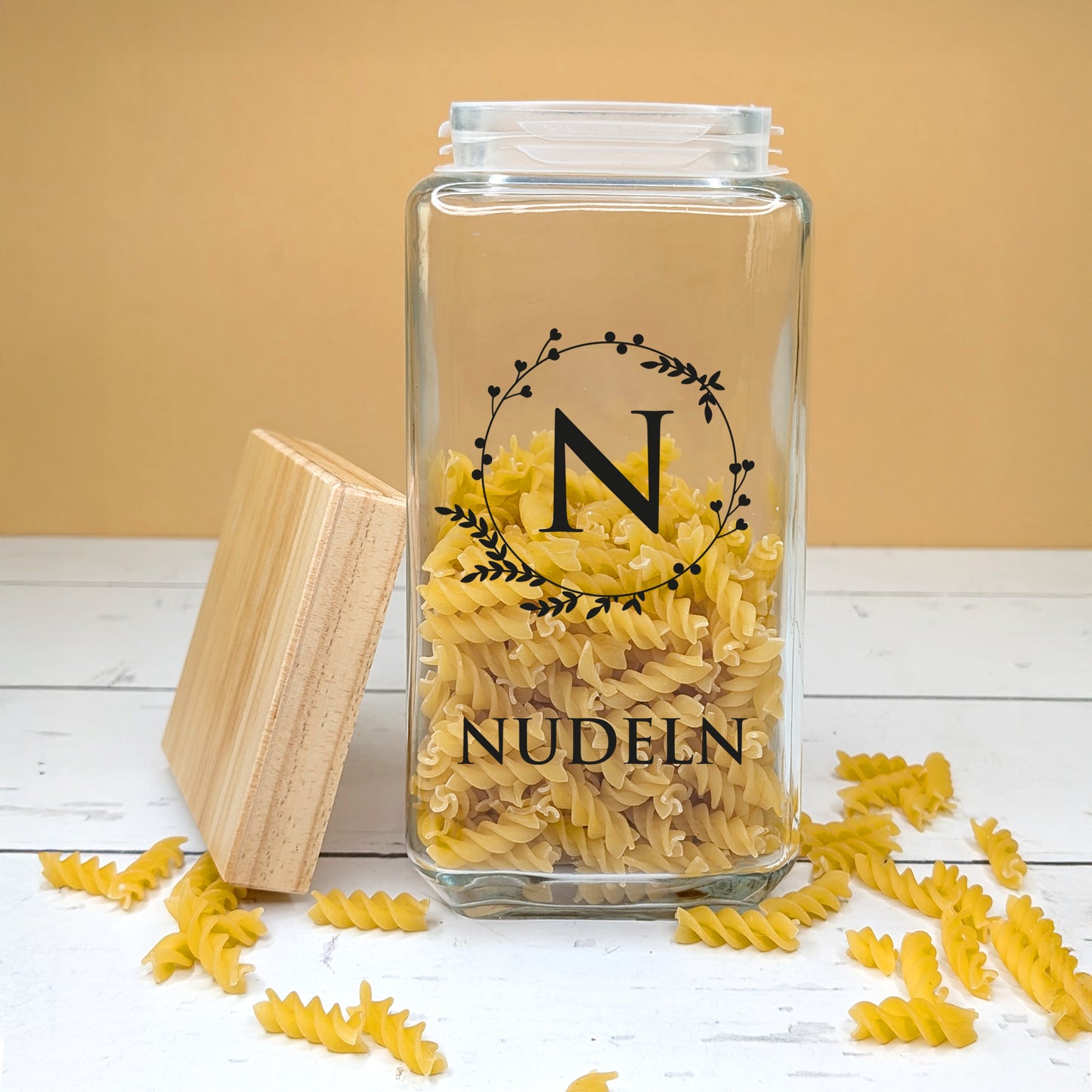Vorratsglas mit Initiale „N“ und Aufschrift „NUDELN“, seitlich geöffneter Deckel