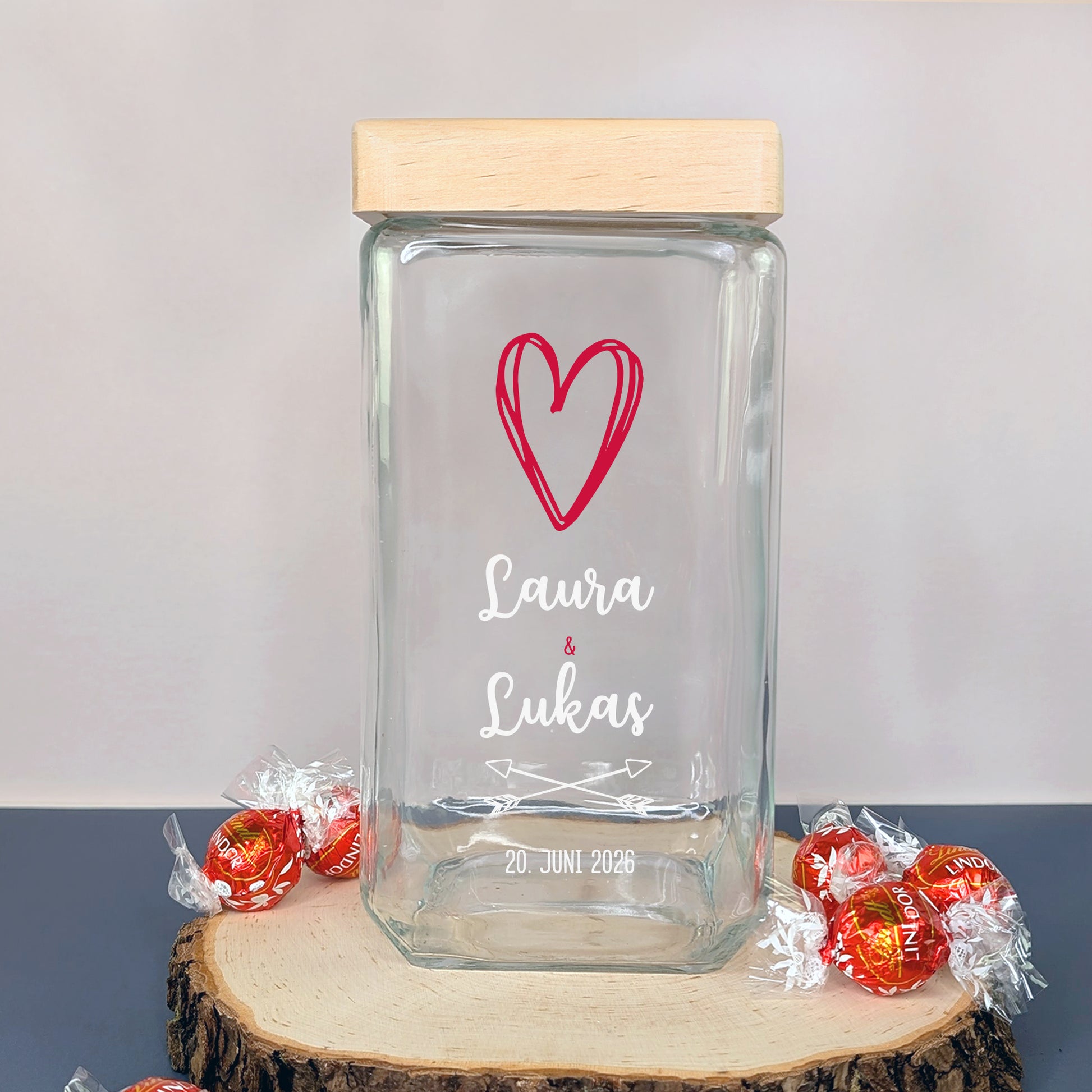 Romantische Vorratsdose mit Herz und Namen „Laura & Lukas“ – dekoriert mit Lindorkugeln