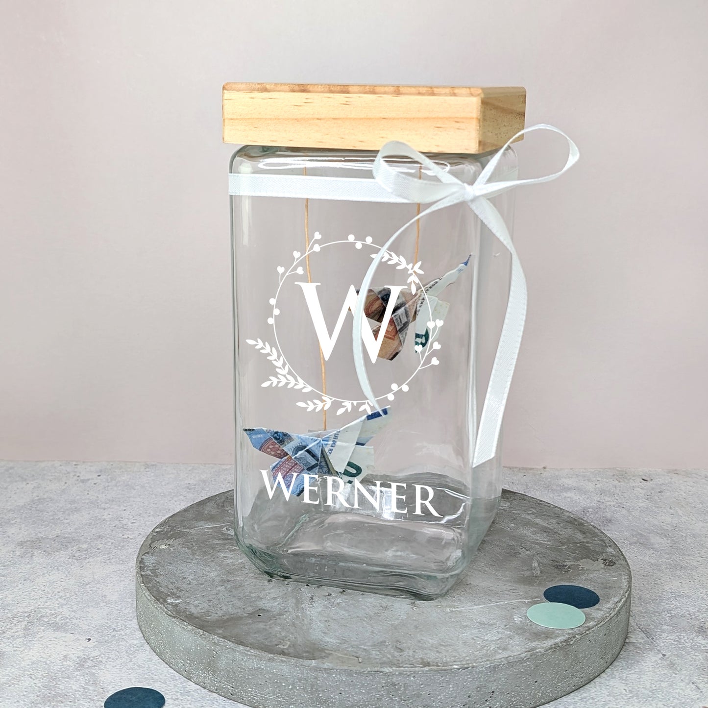 Vorratsdose mit Initiale „W“ und Name „WERNER“, dekoriert als Geldgeschenk mit Schleife