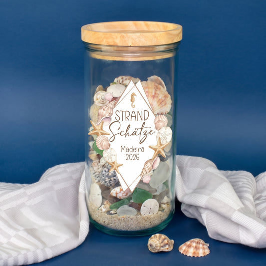 Personalisiertes Vorratsglas mit Strand Schätze Motiv, Muscheln und Wunschtext Madeira 2026 auf blauem Hintergrund