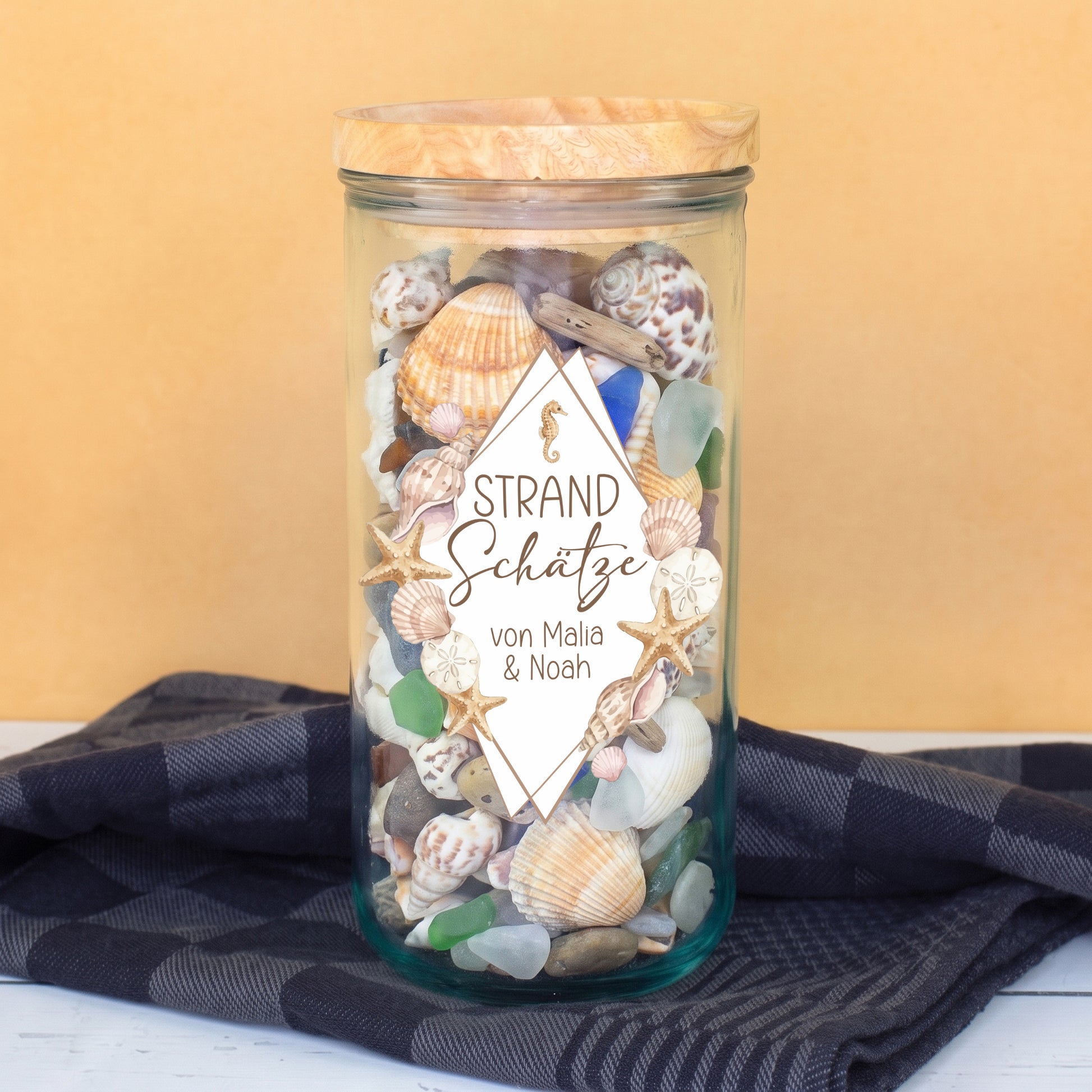 Glasdose mit Holzdeckel und Strand Schätze Motiv, gefüllt mit Muscheln und Seeglas, personalisiert mit von Malia und Noah