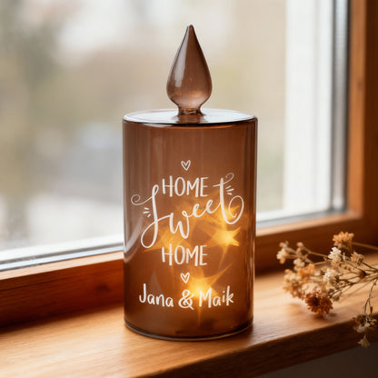 LED-Glaskerze von Leonardo mit „Home Sweet Home“-Design, beleuchtet und personalisiert mit Namen
