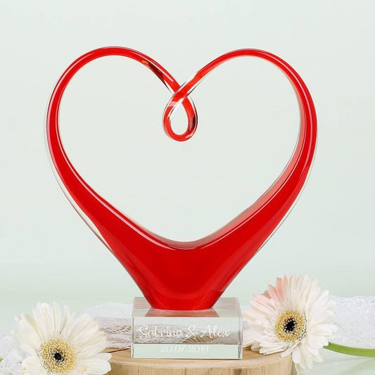 Herzskulptur von Leonardo mit Namen und Datum