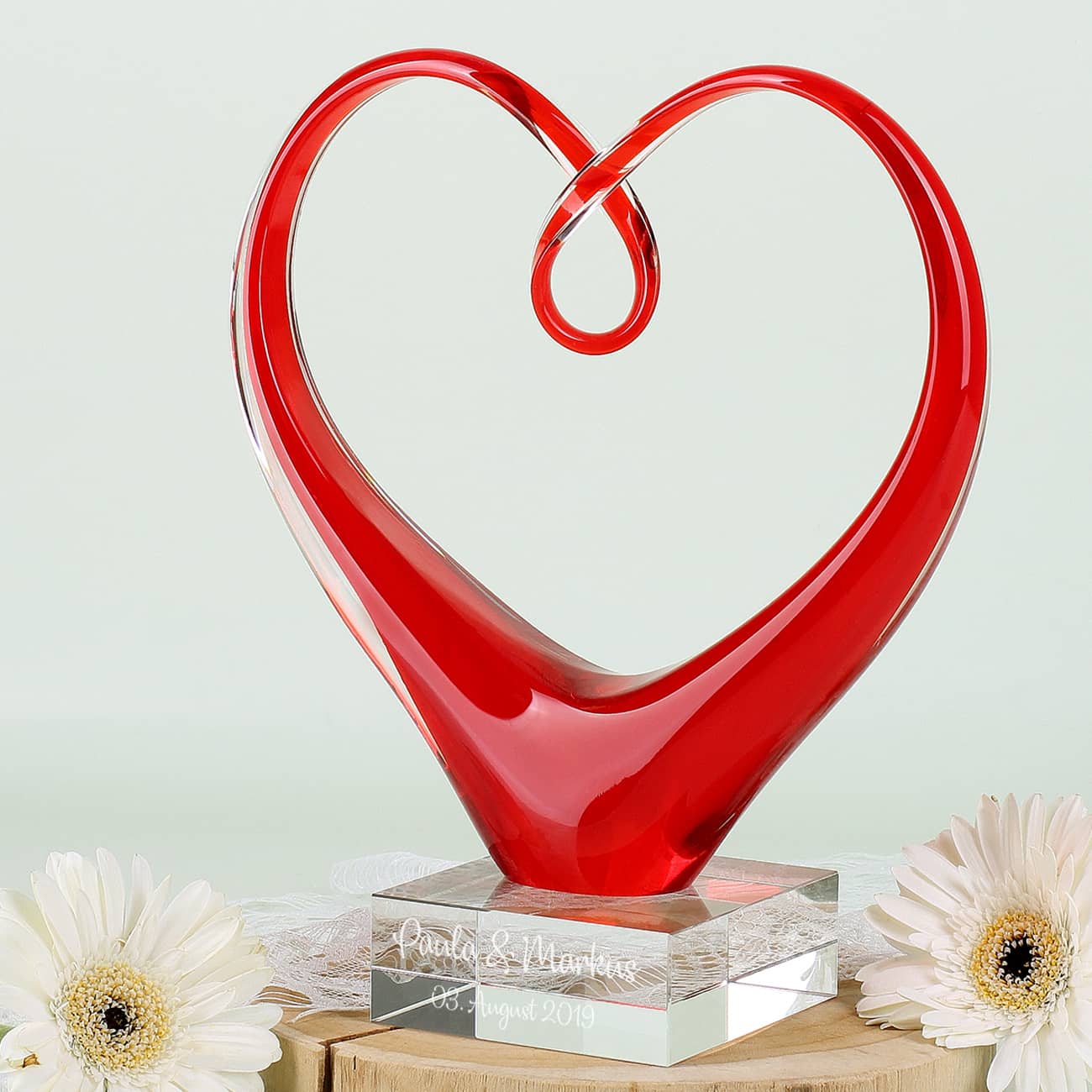 Herzskulptur von Leonardo mit Namen und Datum