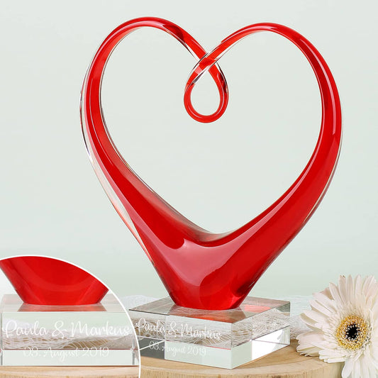 Herzskulptur von Leonardo mit Namen und Datum