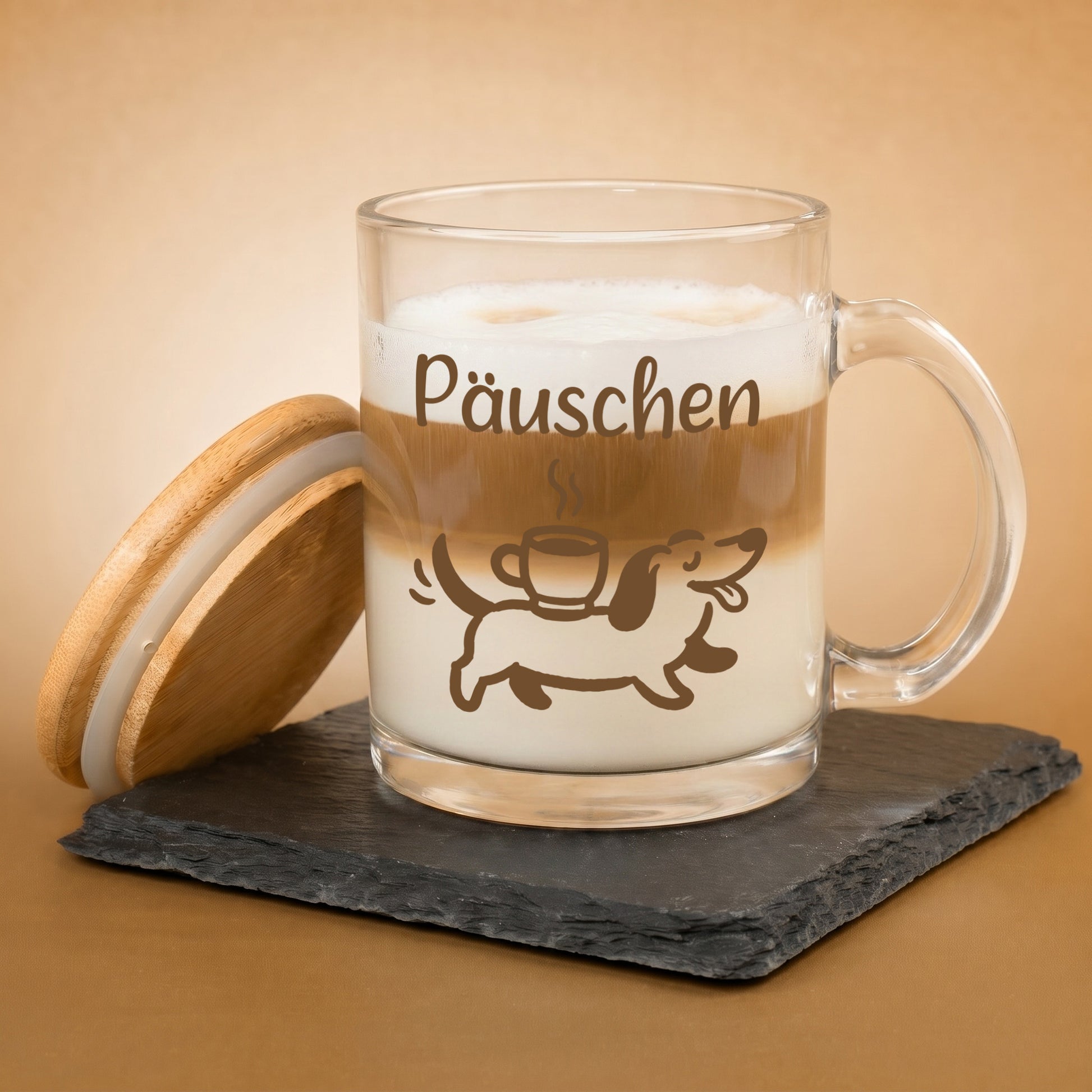 Personalisierte Glastasse mit Bambusdeckel und Aufdruck Päuschen mit Dackel-Motiv