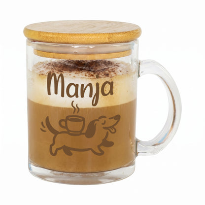 Personalisierte Glastasse mit Namen Manja, Dackel-Motiv und Bambusdeckel
