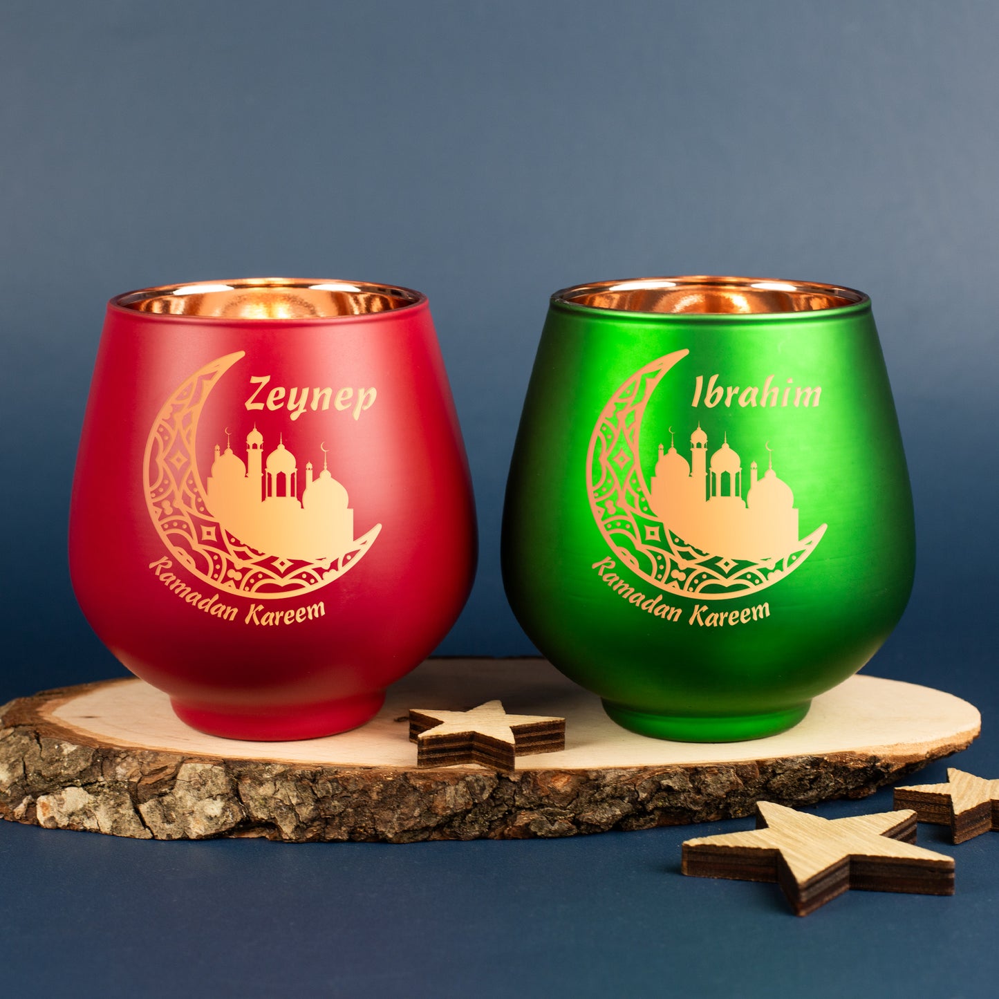 Zwei Ramadan-Windlichter in Rot und Grün mit personalisierten Namen nebeneinander dekoriert
