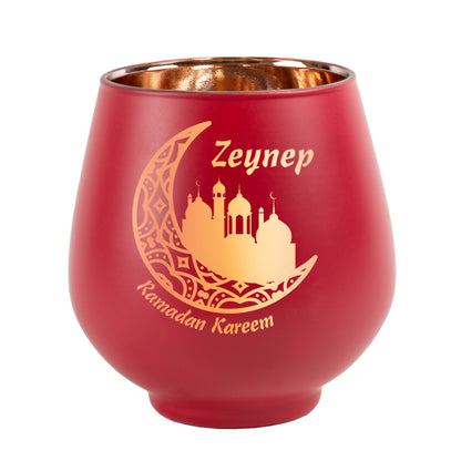 Freigestelltes rotes Ramadan-Windlicht mit Namensgravur und Halbmondmotiv