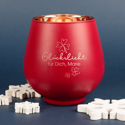 Rotes Windlicht mit Gravur „Glückslicht für Dich, Marie“, mit weißen Holz-Schneeflocken dekoriert