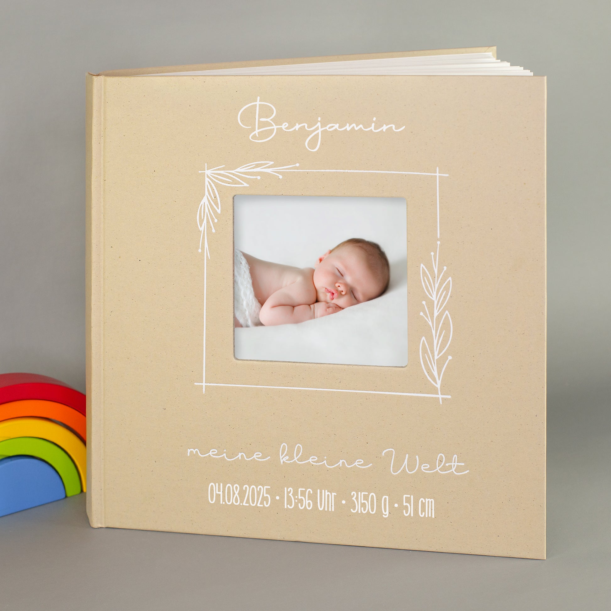 Individuell gestaltetes Baby-Fotoalbum mit Geburtsdaten und Platz für Erinnerungen