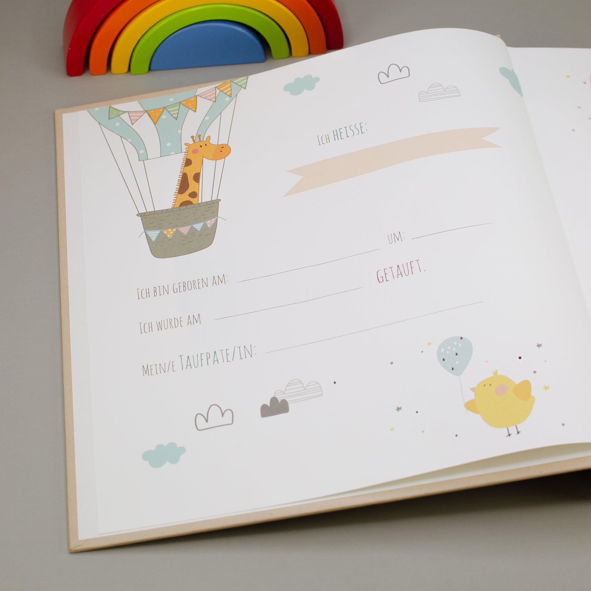 Ausfüllseite für Geburtsdatum, Name, Taufpaten und wichtige Angaben im Babyalbum