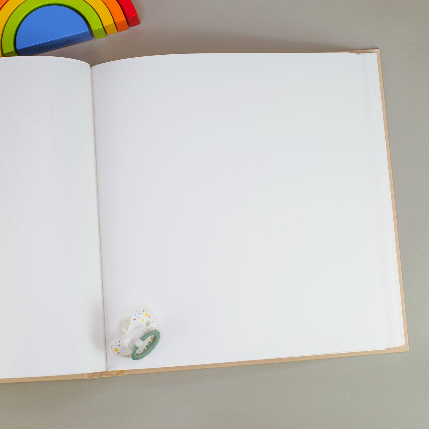 Leere Seite zur freien Gestaltung im Baby-Fotoalbum