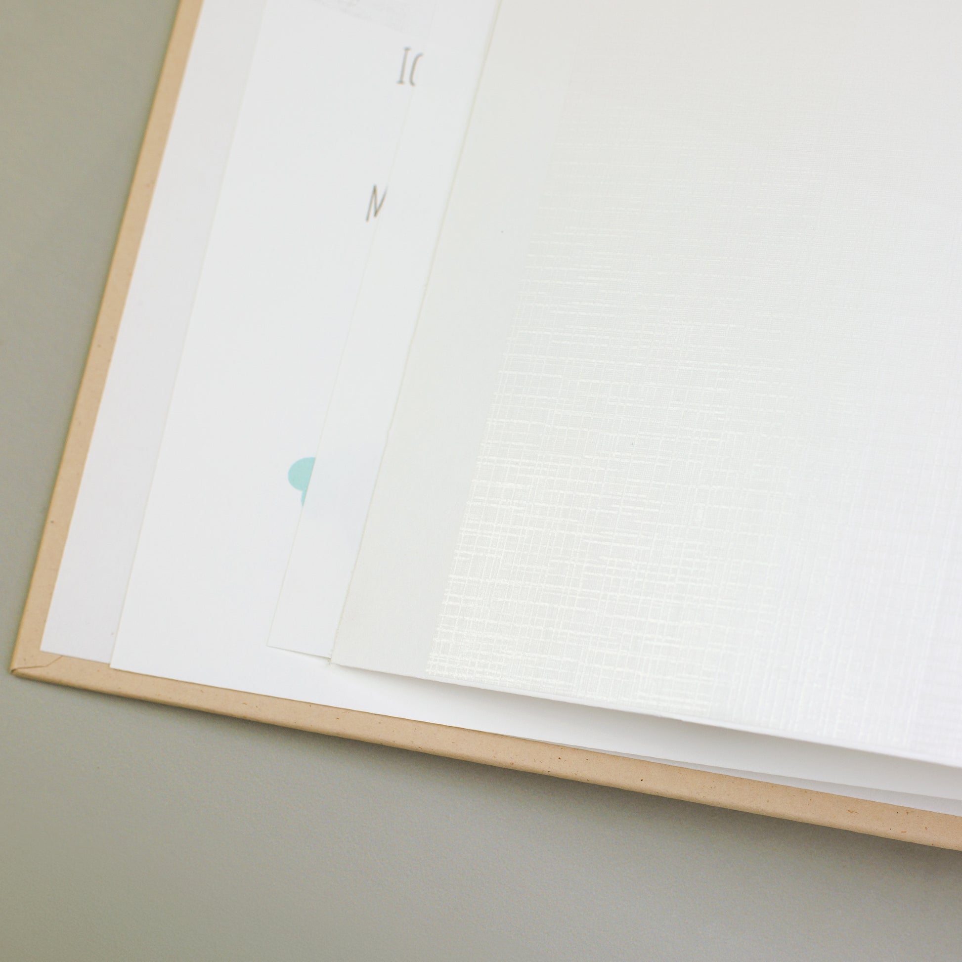 Pergamin-Trennblätter zum Schutz der Fotos im Babyalbum