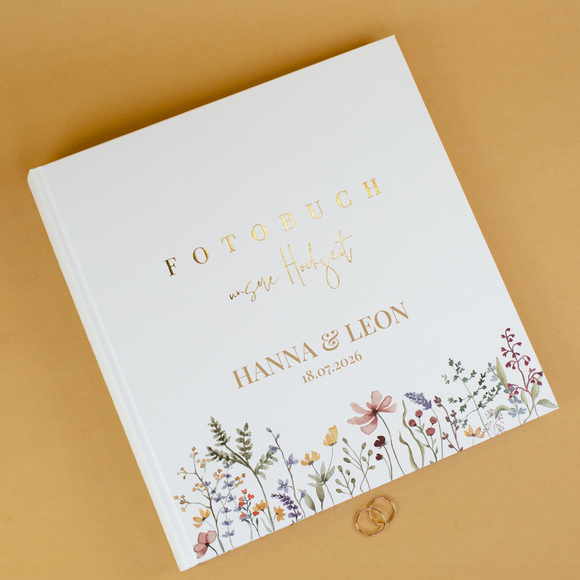Fotoalbum zur Hochzeit mit Wildblumen-Design und Personalisierung, dekorativ fotografiert
