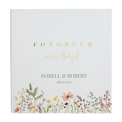 Hochzeitsalbum mit Wildblumen-Verzierung und edler Goldprägung als Geschenkidee. Personalisierung in grüner Schrift.