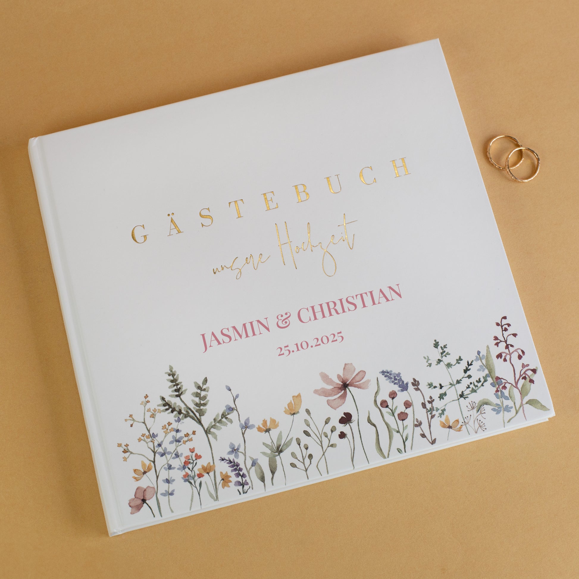 Personalisierte Variante Gästebuch Hochzeit mit Namen „Jasmin & Christian“ und Datum auf dem Cover