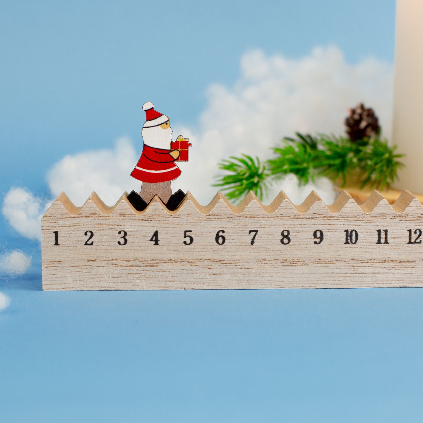 Adventskalender aus Holz mit Weihnachtsmann-Figur, Zahlenreihe von 1 bis 12 sichtbar