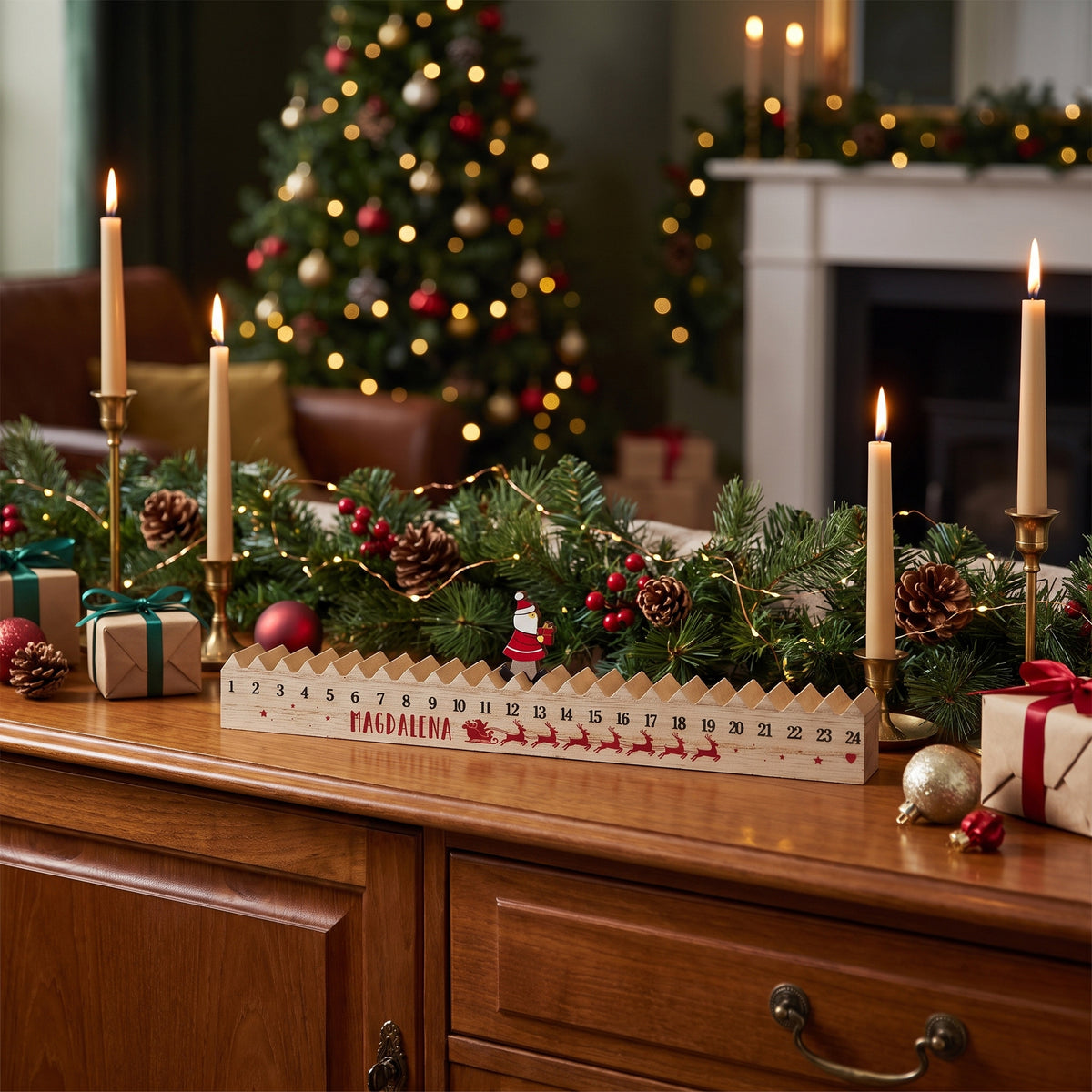 Personalisierter Walking-Santa-Adventskalender aus Holz mit Name „Magdalena“ in festlich dekoriertem Wohnzimmer mit Weihnachtsbaum und Kerzen