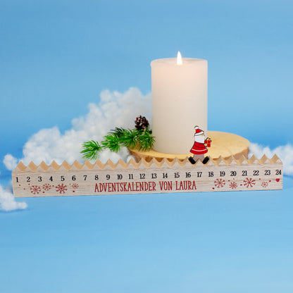 Santa-Figur bewegt sich entlang der Zahlenreihe, daneben Kerze und Tannenzweig – personalisierter Adventskalender von Laura.
