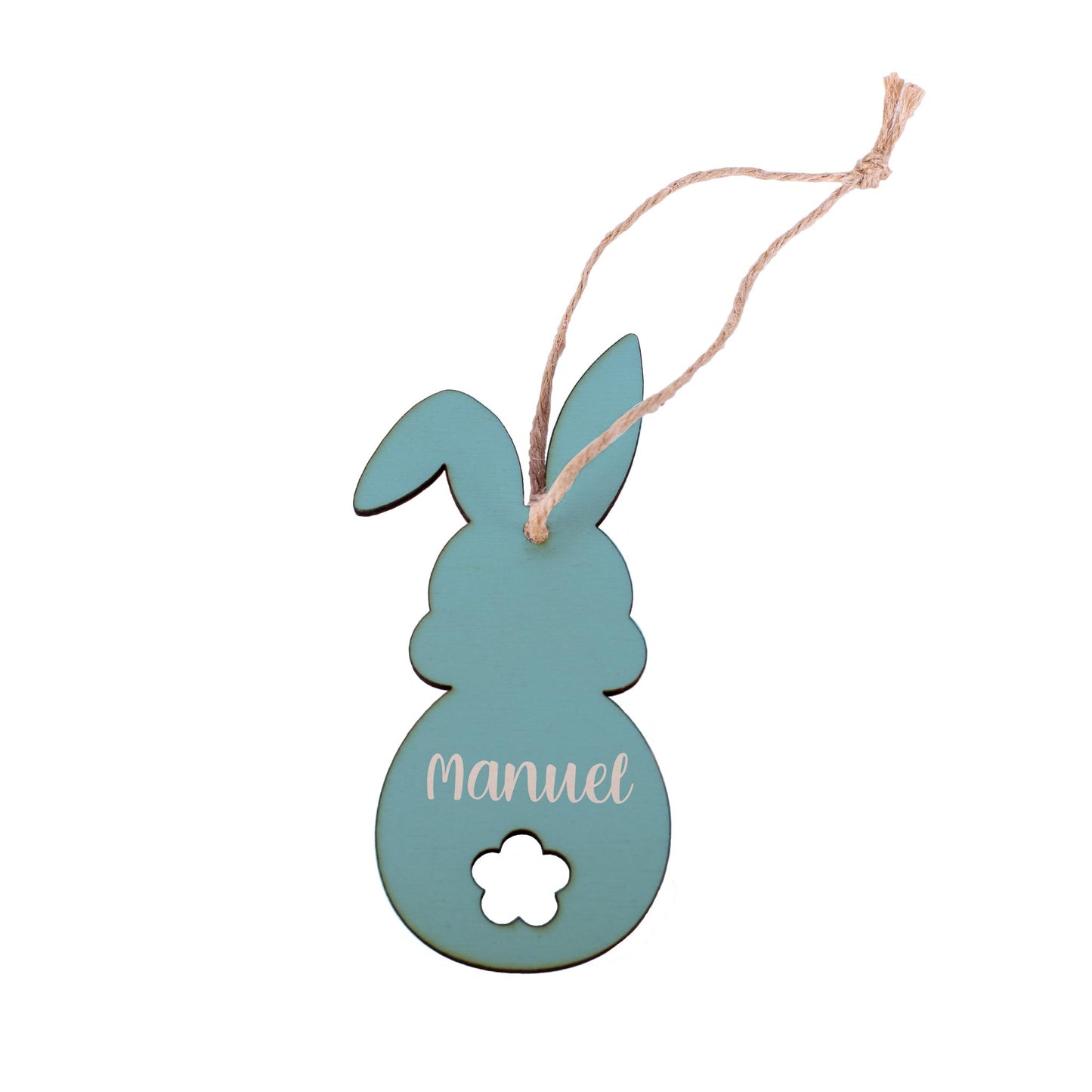Personalisierter Holzanhänger in Hasenform in Blau mit Juteband, graviert mit "Manuel".
