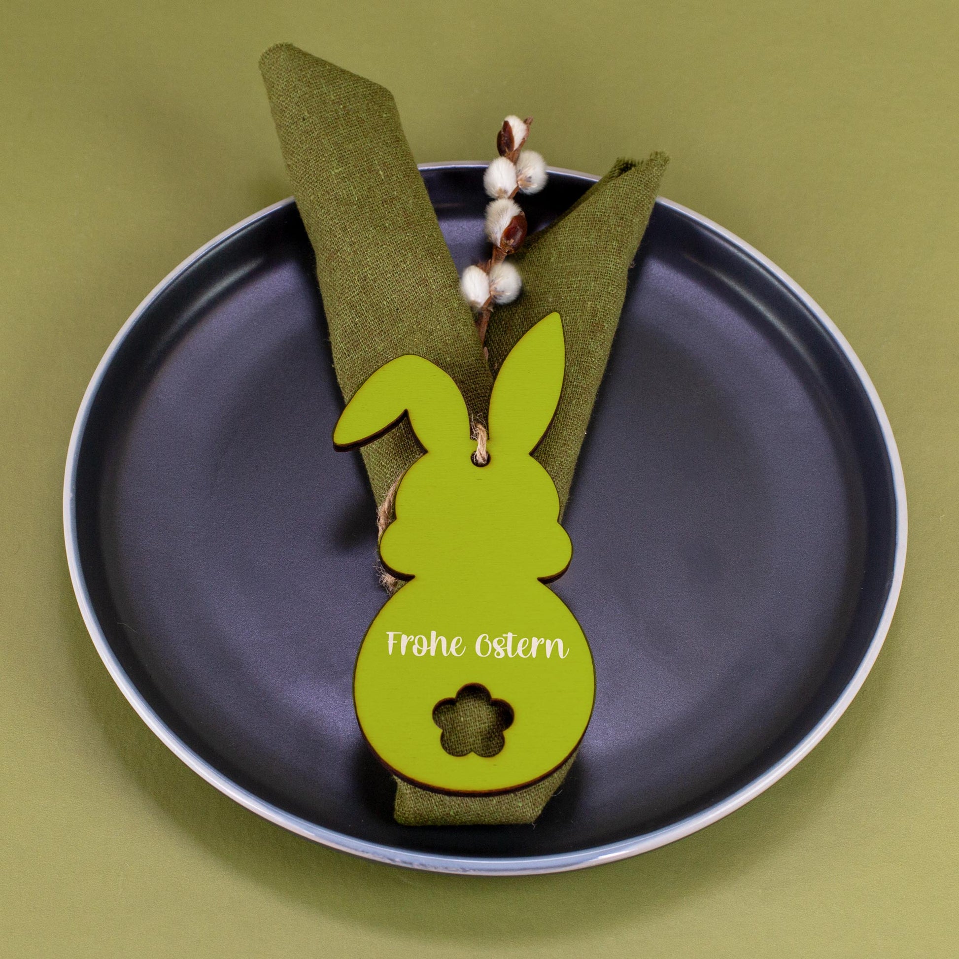 Grüner Holzanhänger in Hasenform als Tischdeko bedruckt mit Wunschtext