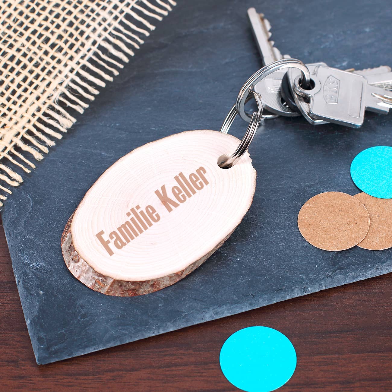 Holzscheibe mit Gravur als Schlüsselanhänger
