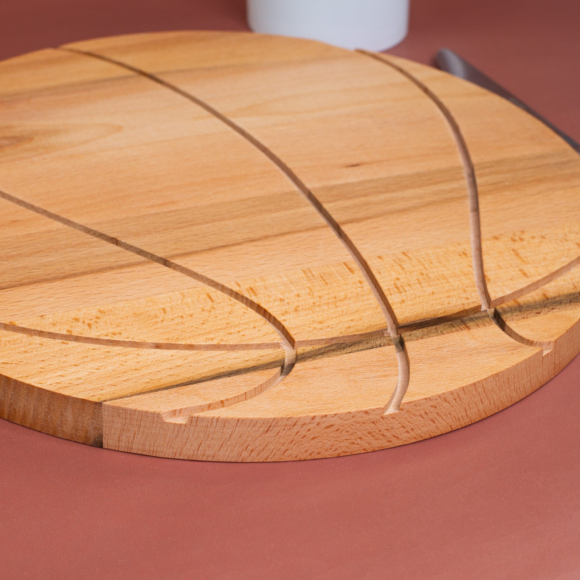 Detailaufnahme Kanten und Linien des Basketball-Schneidebretts aus Buche
