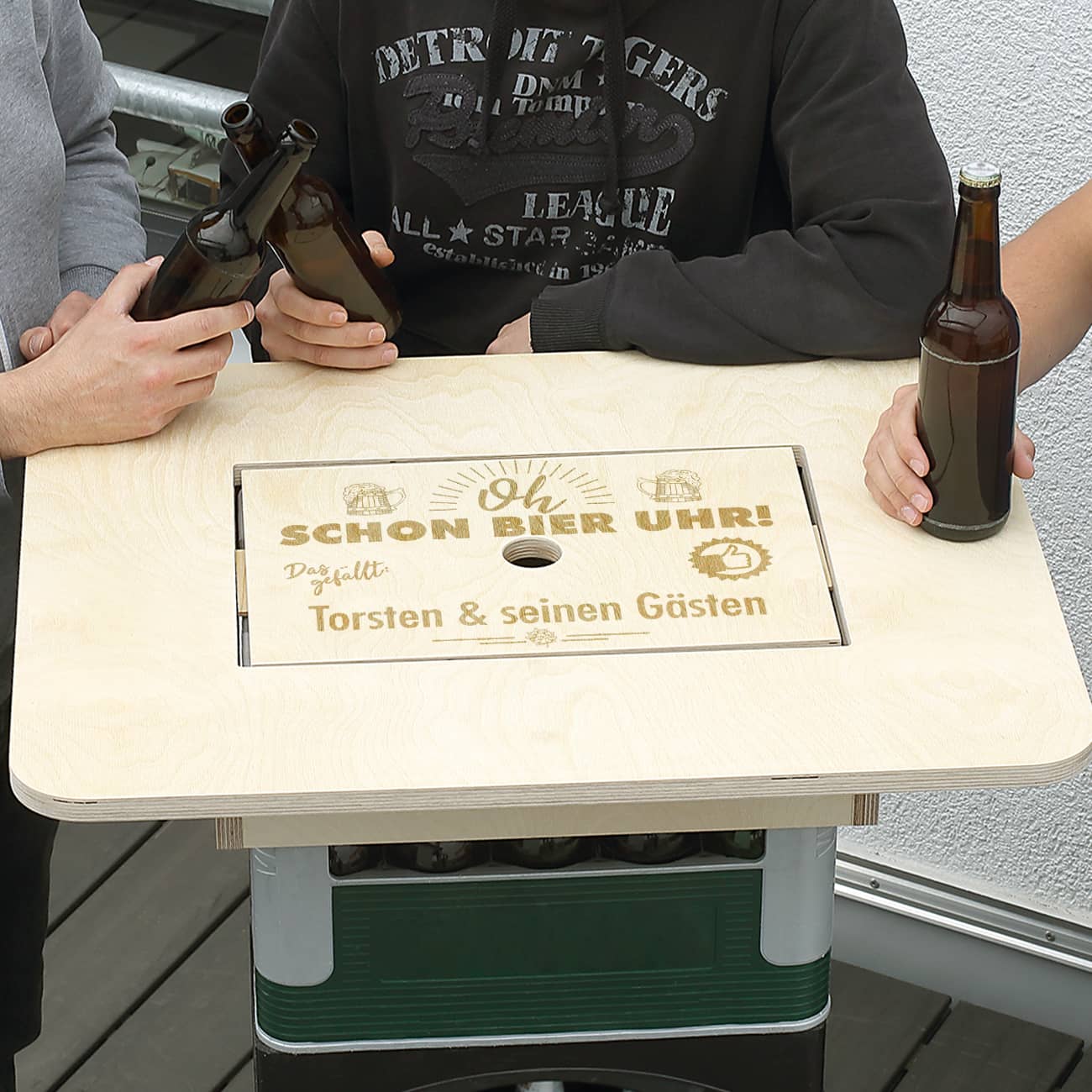 Oh schon Bier Uhr! Bierkasten - Aufsatztisch mit Wunschtext graviert