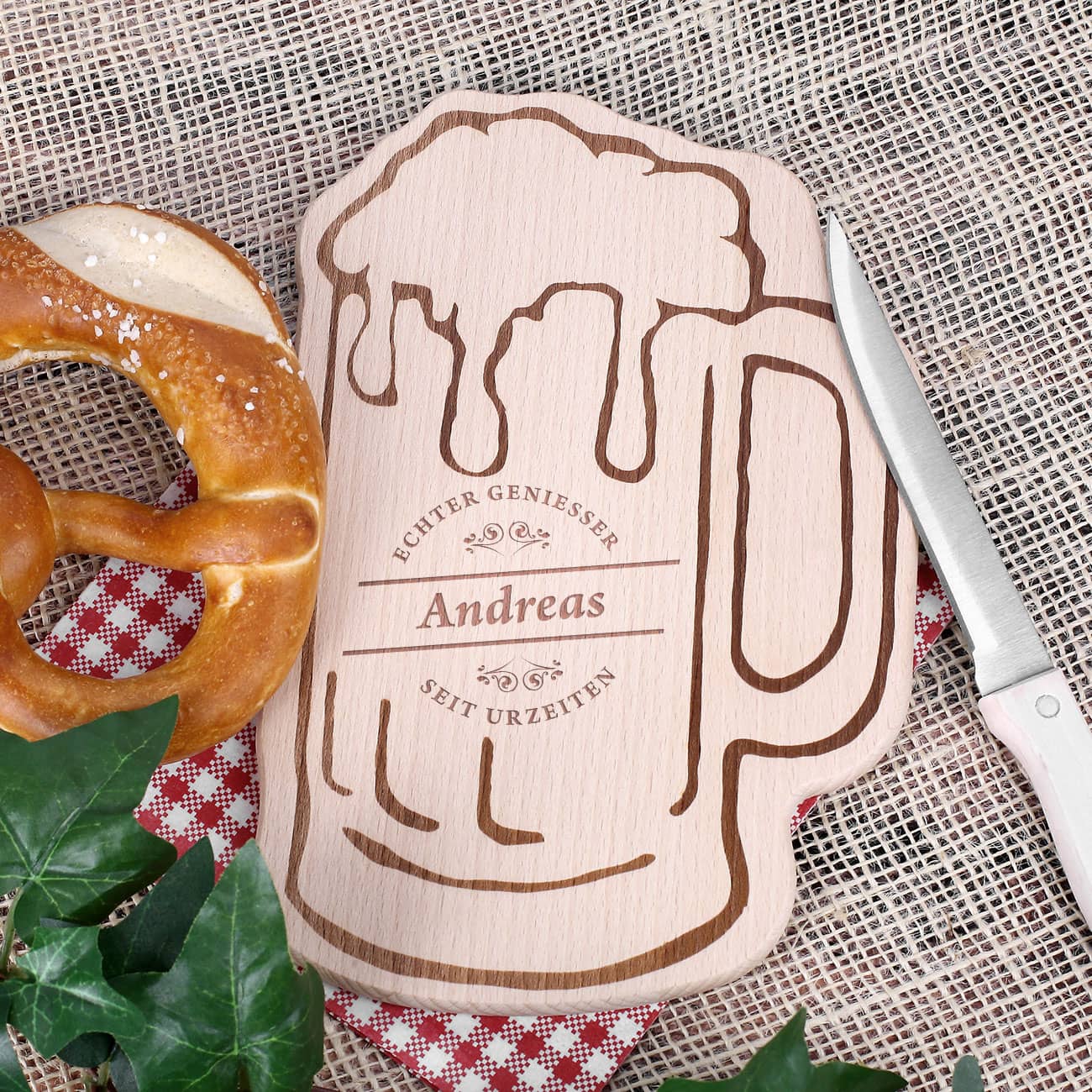 Holzbrettchen in Bierkrug Form