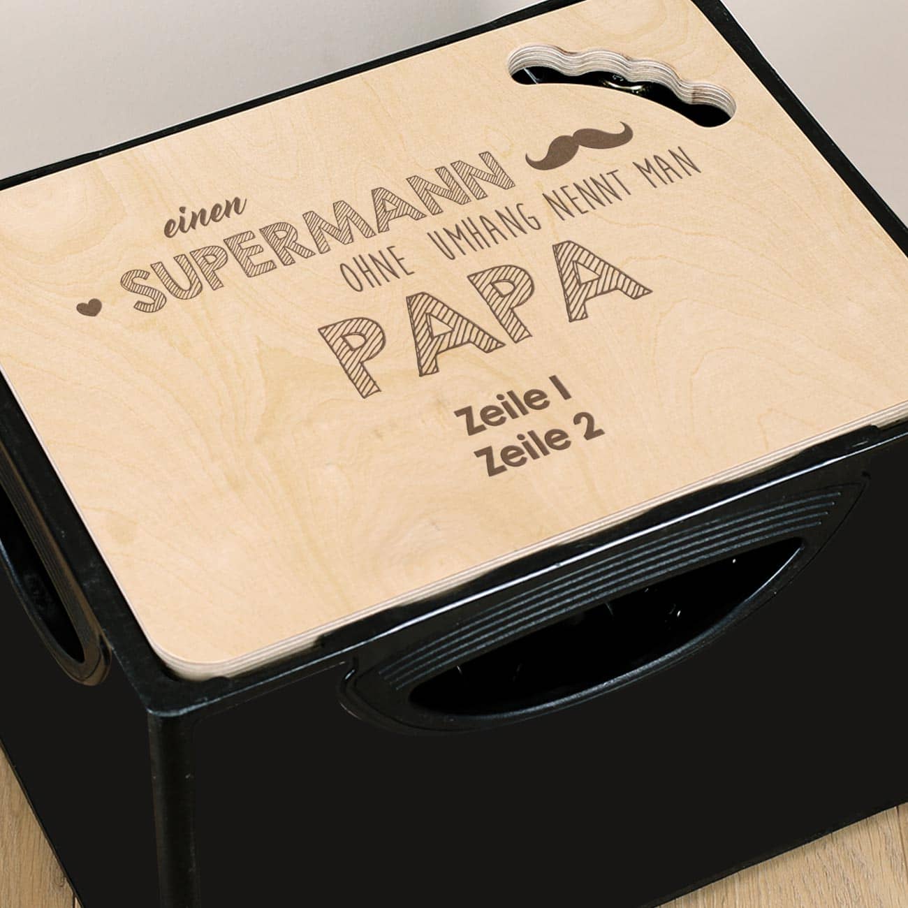 Personalisierter Bierkastendeckel zum Vatertag mit zwei Zeilen Text nach Wunsch
