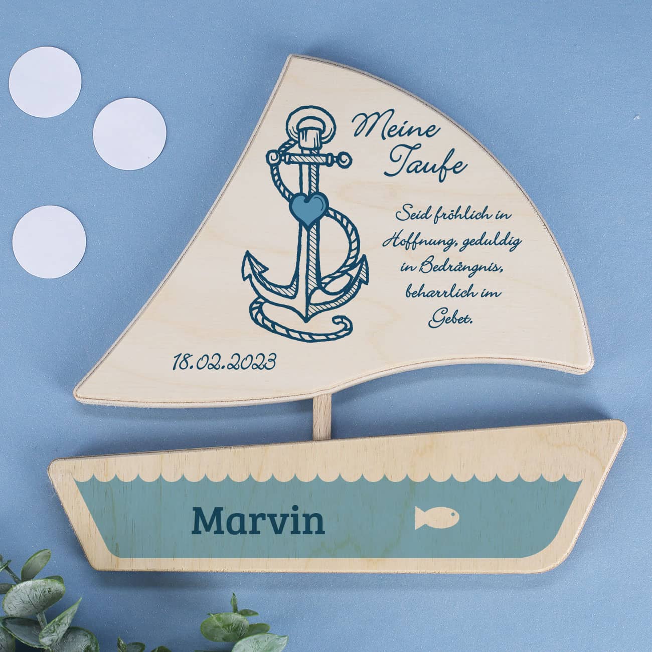 Schönes Holzboot als persönliches Taufgeschenk