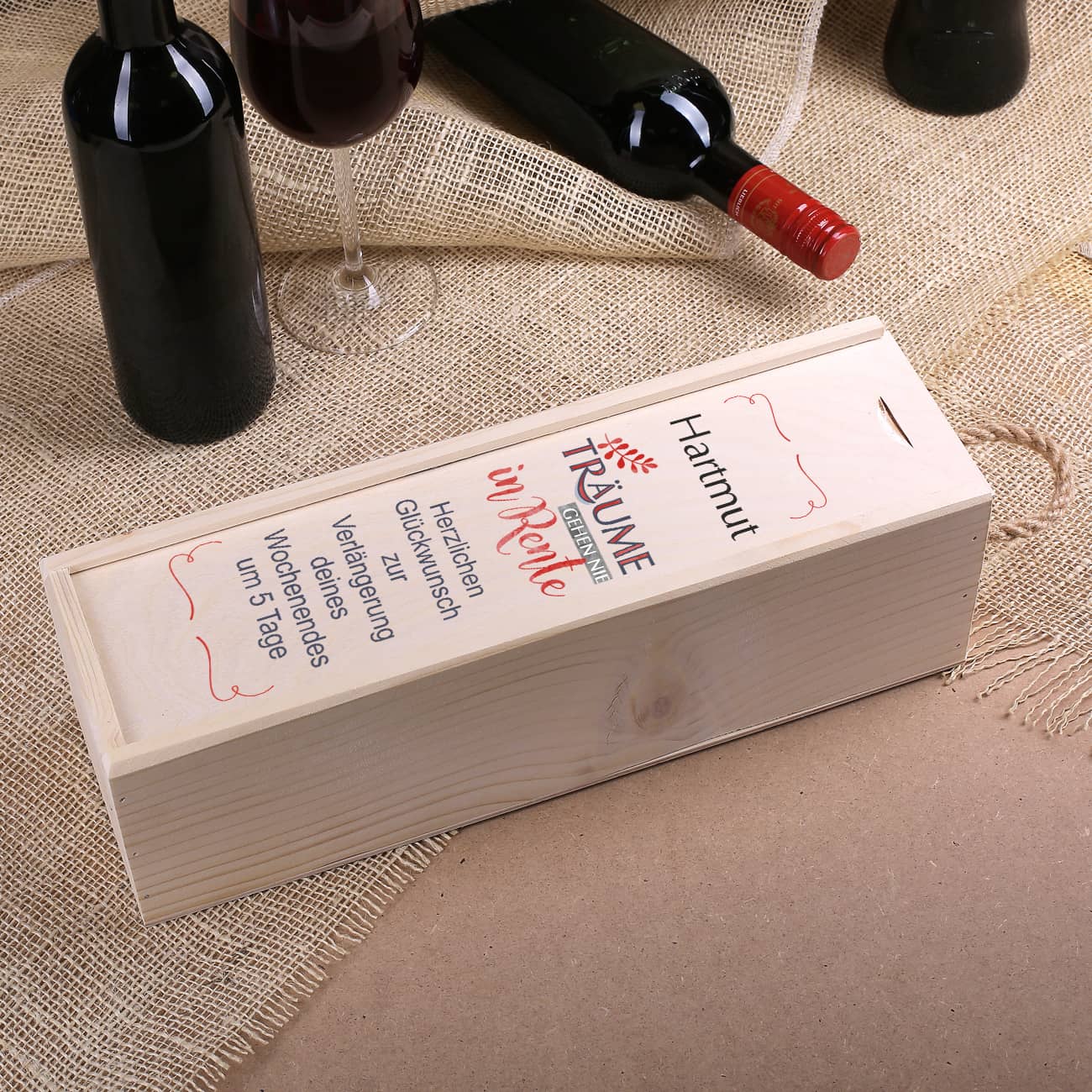 Hölzerne Verpackung für Weinfalsche mit Motiv zur Rente