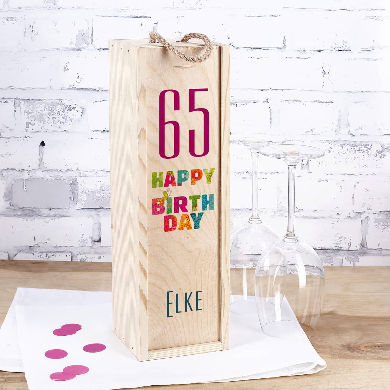 Flaschenverpackung aus Holz mit Name und Alter zum Geburtstag