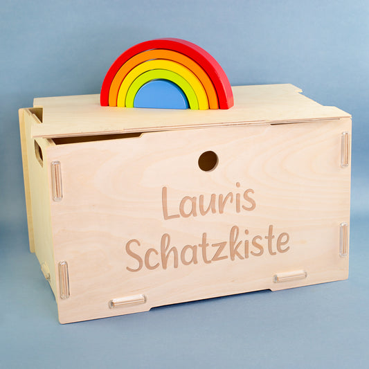 Naturholzbox mit Deckel, graviertem Namen und dekorativem Spielzeug auf dem Deckel als Beispiel für Nutzung im Kinderzimmer
