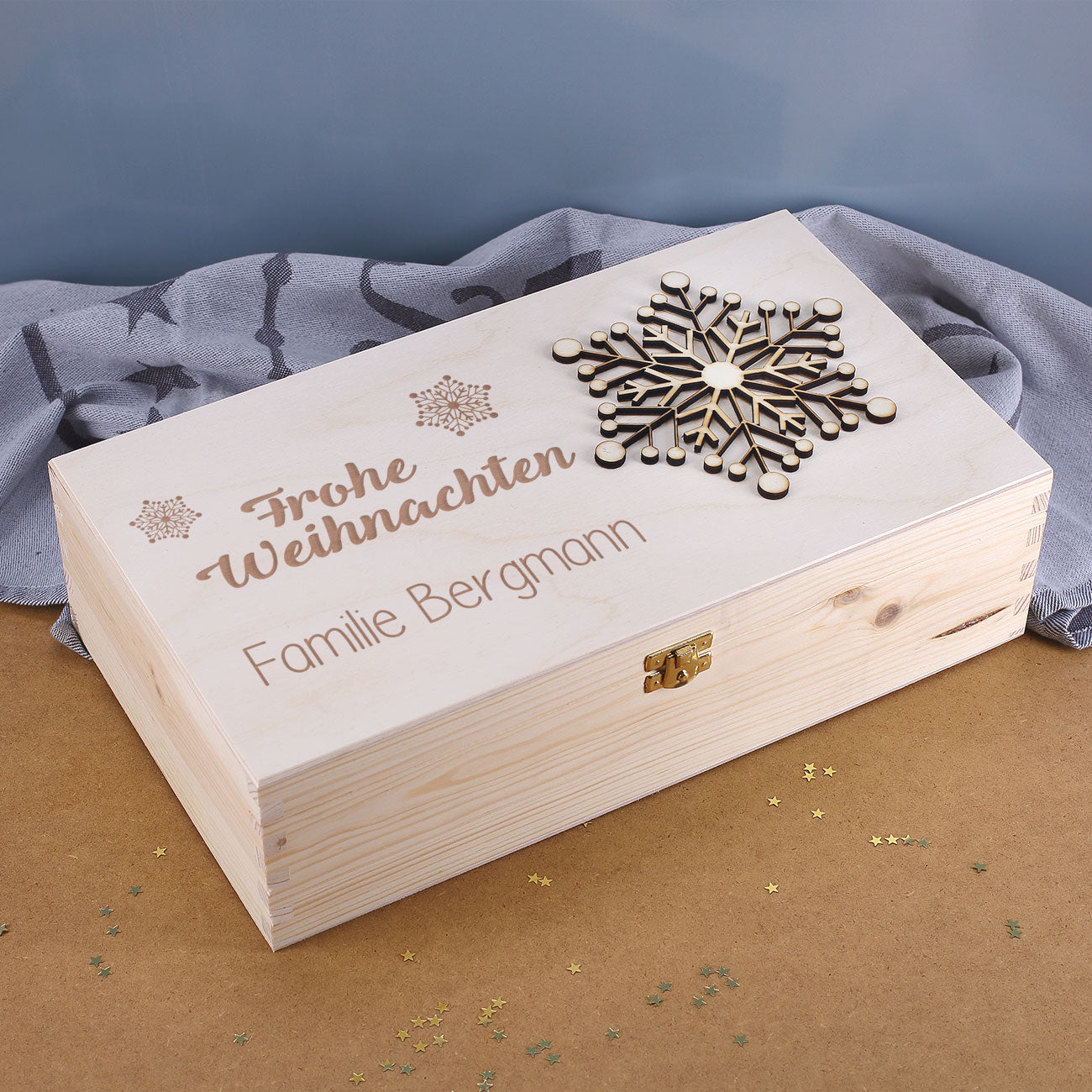 Personalisierte Holzbox mit Gravur „Frohe Weihnachten“ und Familiennamen, dekoriert mit Holz-Schneeflocke