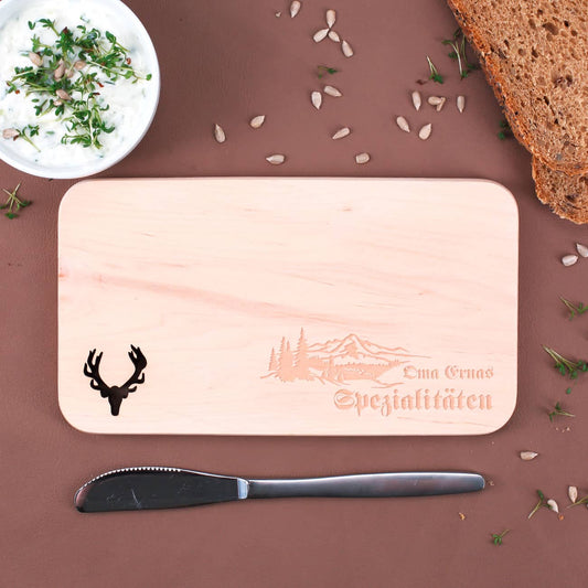Holzbrettchen für Spezialitäten graviert mit Name und Berglandschaft