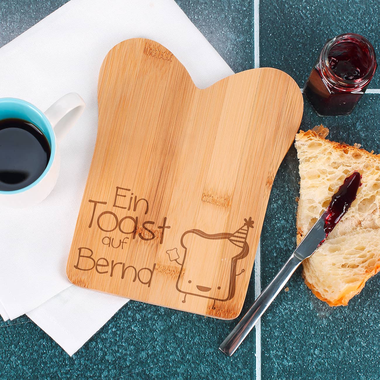 Bambusbrett in Toastform "Ein Toast auf" mit Name