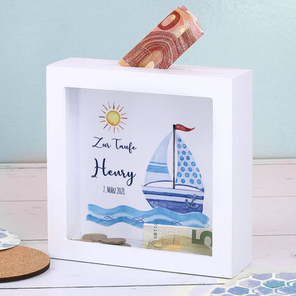 Bilderrahmen Spardose mit Segelboot zur Taufe