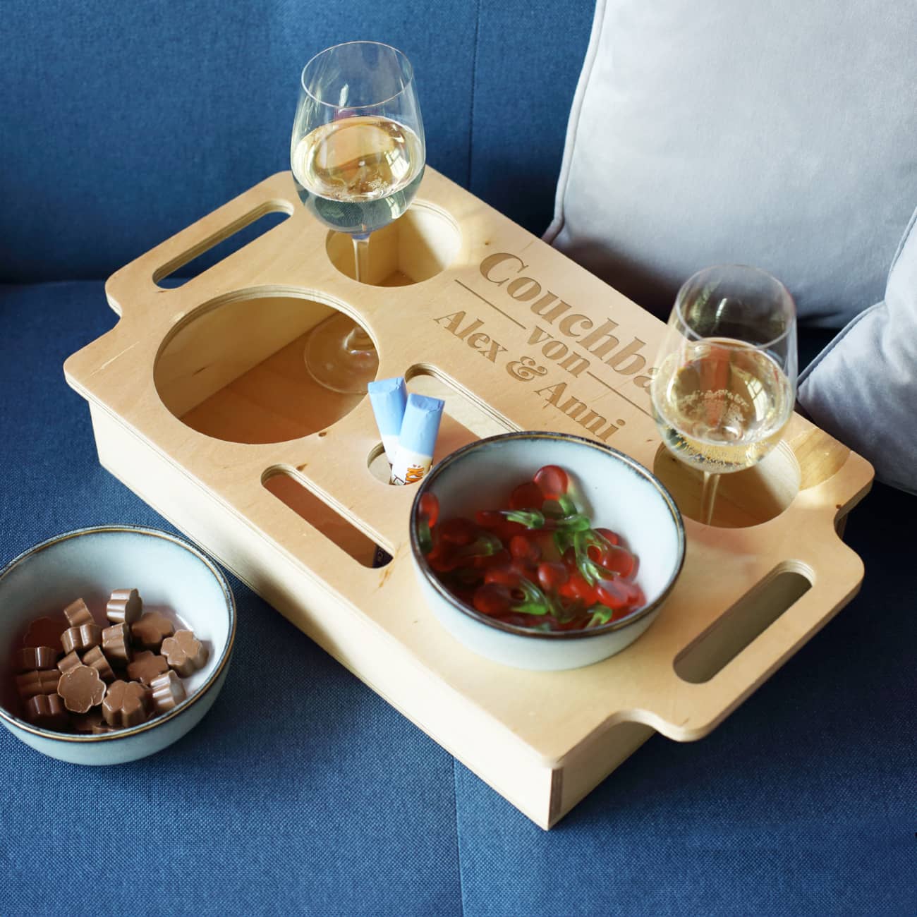 Hochwertige Gravur auf dem Snacktablett aus Holz