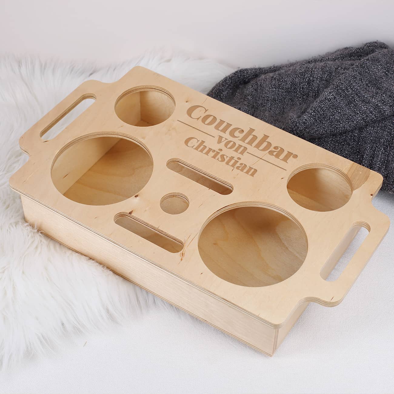 Mehrere Öffnungen für die Platzierung verschiedenster Snacks & Getränke