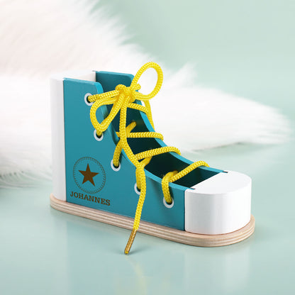 Lernschuh zum Schleife binden aus Holz mit Namensgravur in blau
