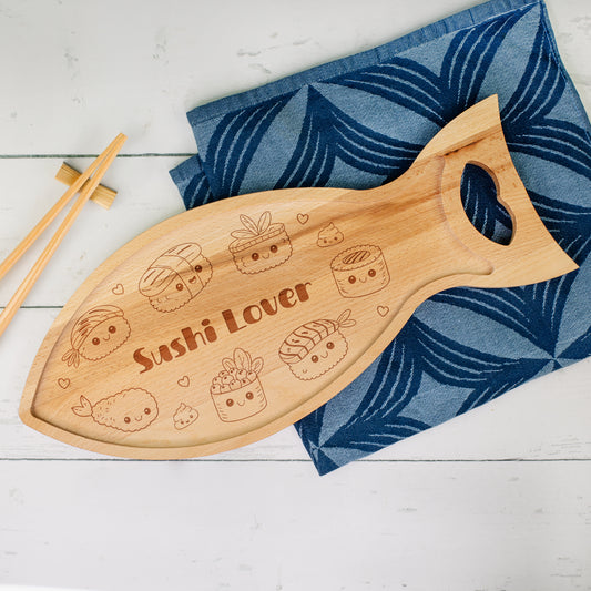 Personalisiertes Sushi-Servierbrett in Fischform aus Buchenholz mit gelasertem Sushi-Motiv