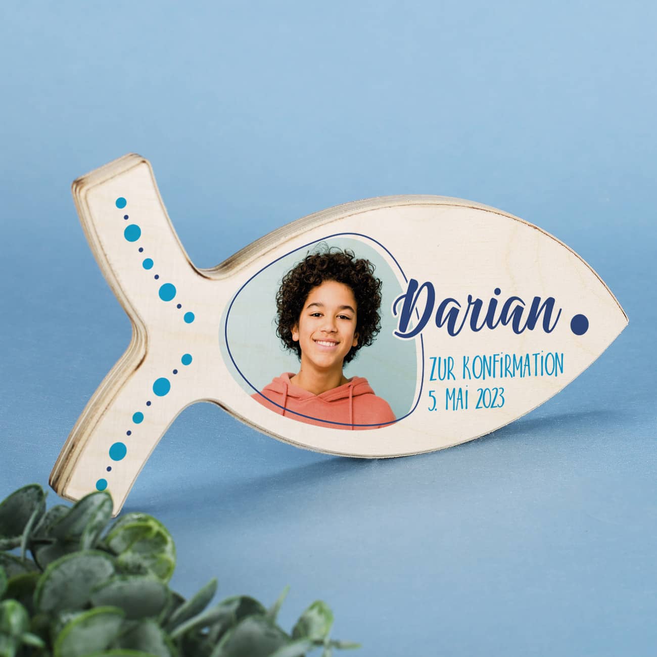 Foto-Aufsteller in Fisch-Form mit Name, Wunschtext und Punkten verziert