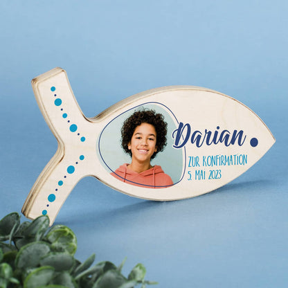 Foto-Aufsteller in Fisch-Form mit Name, Wunschtext und Punkten verziert